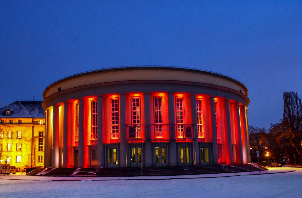 Saarlandisches Staatstheater Erstrahlt In Rotem Lichterglanz