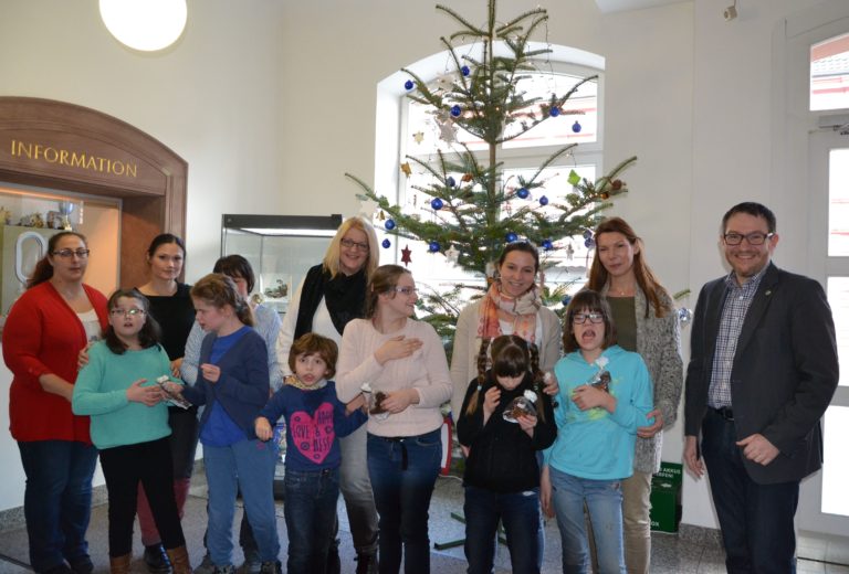 Kinder schmücken Weihnachtsbaum der Kreisverwaltung