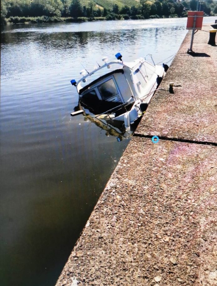 Einsatzboot der Wasserschutzpolizei gekentert