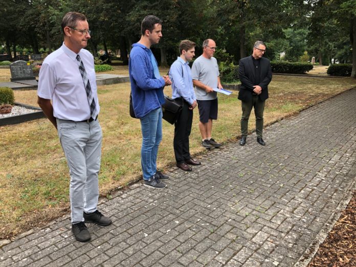 Russischer Konsularbesuch auf dem Friedhof