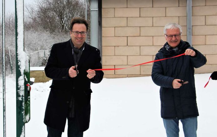 Bürgermeister Andreas Feld, links und sein Amtskollege Armin König eröffneten die interkommunale Grüngutsammelanlage symbolisch. /Gemeinde Eppelborn