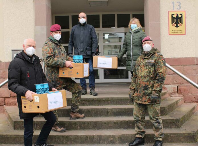 Bundeswehr und Volksbund vor Karrierecenter Amelie Zemlin