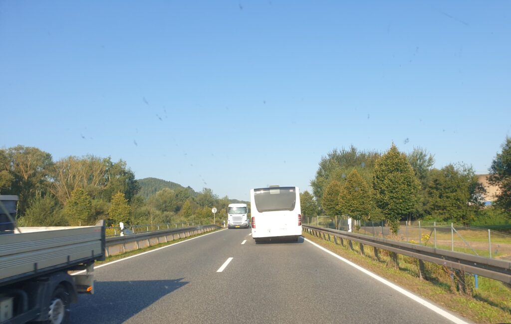 Linienbus mit Schlagseite