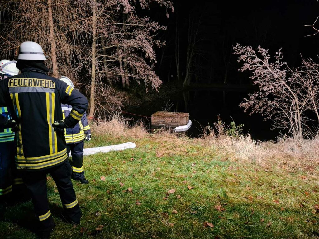 Auf einem Gewässer haben Feuerwehrleute Ölschlingel aufgebracht. (Foto: Florian Jung)