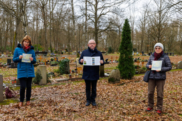 Bürgermeister Franz-Josef Berg stellt mit der Leiterin des Standesamtes, Stefanie Magar (li.) und der Leiterin des Grünflächenamtes, Christina Dumont die neue Broschüre vor. Foto: Julia Gorius / Stadt Dillingen