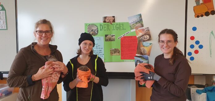 v.l.n.r.: Jennifer Knur-Schmidt, die Leiterin der Wildtierauffangstation Eppelborn, mit den FÖJlerinnen Marie-Christin Clemens und Emma Klein beim Besuch der Grundschule Köllertal, Foto: Grundschule Köllertal/Gottwald