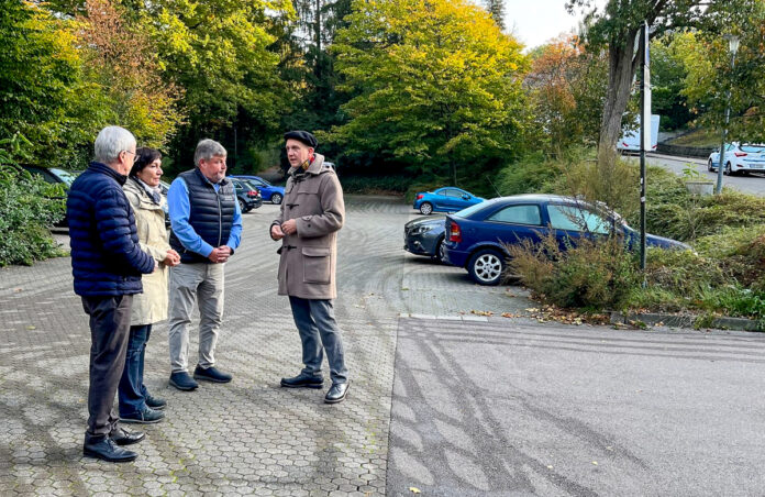 n der Diskussion um die Nahversorgung im Mühlwald schlägt OB Meyer (re.) den Parkplatz Kohldell als neuen Standort vor. Mit EDEKA fand bereits ein Gespräch statt.