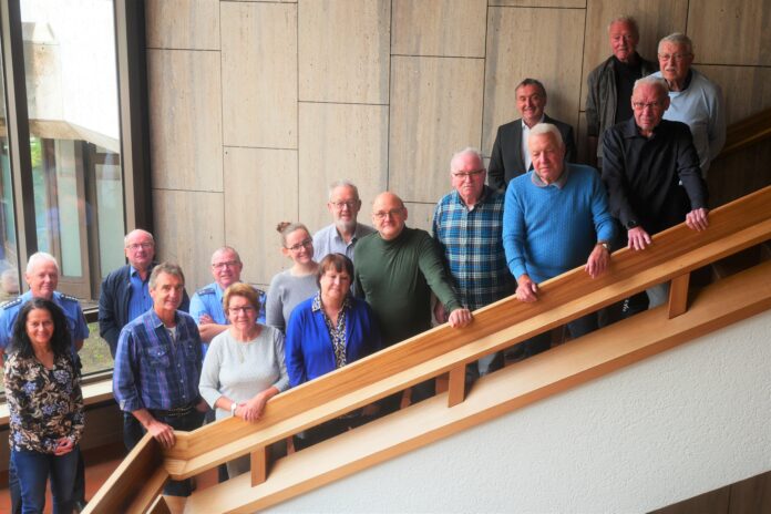 Treffen der Seniorensicherheitsberater im Saarpfalz-Kreis von links: 1. Reihe: Fachbereich Soziale Angelegenheiten, Integration und Ehrenamt, Fachbereichsleiterin Carmen Scheidhauer, Wolfgang Eichenauer, Helga Kihm, Helga Bockelt; Manfred Huber, Rudi Bahr; Klaus-Peter Truxa; Dieter Meissner 2. Reihe: Gernot Scheller, stellvertretendem Leiter der PI Homburg, Siegbert Weyrich, Thomas Clemenz, Kontaktpolizist PI Homburg, Jeanette Strauß vom Sozialbüro in Kirkel, Herbert Keßler; Landrat Dr. Theophil Gallo; Fred Kreutz, Beauftragter für Seniorensicherheitsberaterinnen vom Ministerium für Soziales, Gesundheit, Frauen und Familie, Günter Strähl Foto: Sandra Brettar