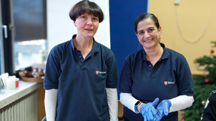 Andrea Hofmeyer und Ellen Awais, beides ehrenamtliche Demenzbegleiterinnen bei den Maltesern, haben im Café Malta zusammen mit Menschen mit Demenz die Zimtwaffeln gebacken. Fotos: Sabine Eis