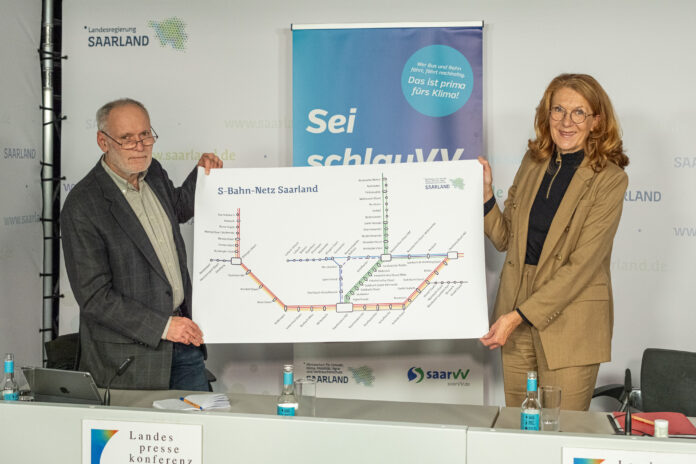 Mobilitätsministerin Petra Berg (r.) präsentiert im Rahmen der LPK das neue S-Bahn-Netz für das Saarland, links im Bild der LPK-Vorsitzende Oliver Hilt, Foto: MUKMAV/Daniel Bittner