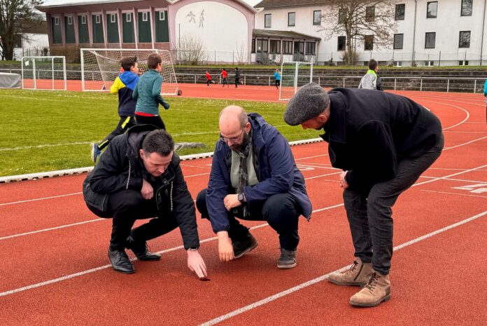 Bürgermeister Joshua Pawlak, 1. Beigeordneter Maik Licher und Ortsvorsteher von Rehlingen Sebastian Zimmer beim Ortstermin im Bungertstadion in Rehlingen. Foto: Lorena Rues / Gemeinde Rehlingen-Siersburg