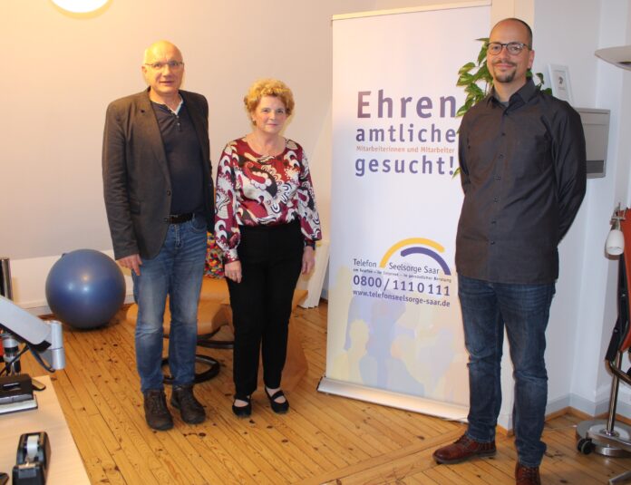 Pfarrer Volker Bier (ev. Leiter), Ehrenamtliche Ursula Joussier und Ulrich Monzel (kth. Leiter) warben für ein Engagement bei der TelefonSeelsorge Saar Foto: evks/Eulenstein