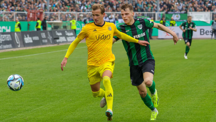 Lukas Boeder (links) zählte heute zu den Lichtblicken beim FCS - Foto: Catharina Kuhn