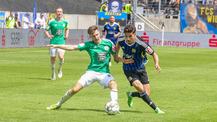 Dennis Lippert im Zweikampf mit Amine Naifi