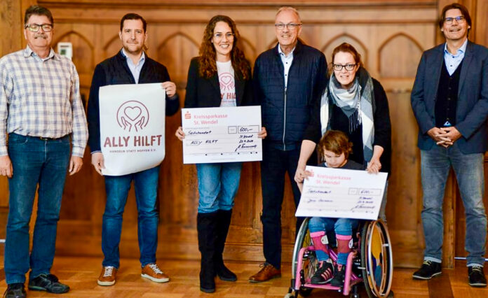 Dietmar Schwan (Personalratsvorsitzender), Daniel Müller und Uta Sullenberger (Ally hilft - Handeln statt hoffen e.V.), Landrat Udo Recktenwald, Melanie Germann und Jana, Benedikt Schäfer (Sozialdezernent)