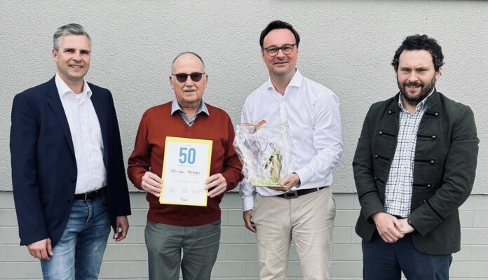 lexander Heinz (Kreisvorsitzender), Ulrich Krebs (Jubilar), Oliver Luksic (Staatssekretär) und Pascal Kopp (stellvertretender Kreisvorsitzender) Foto: FDP Saarbrücken-Land