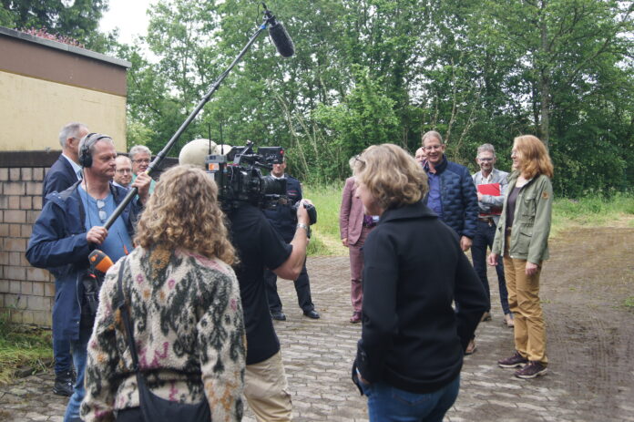 Zum Ortstermin am 23. Mai mit Ministerin Petra Berg (rechts im Bild) hatte sich auch ein Kamerateam des Zweiten Deutschen Fernsehens (ZDF) eingefunden. (Foto: Uwe Brengel)
