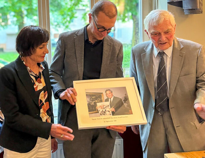 Ortsvorsteherin Irene Kaiser und Oberbürgermeister Ulli Meyer übergeben Rainer Henrich ein Geschenk. - Foto: G. Faragone