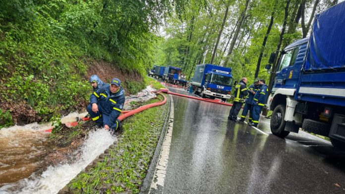 Mit vereinten Kräften bewahrten Kräfte des THW-Ortsverbandes Freisen gemeinsam mit der Feuerwehr den Damm eines Weihers oberhalb von Dudweiler vor dem Bersten und konnten so eine Flutwelle in die Stadt abwenden. (Quelle: THW)