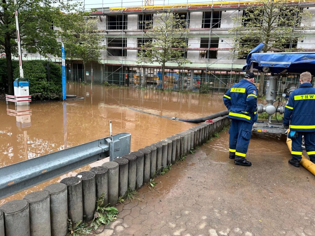 Auch in St. Wendel hatten die Fluten Straßenzüge überschwemmt. Das THW Theley befreite unter anderem ein Neubauprojekt in der Jahnstraße von den Wassermassen. (Quelle: THW/Luca Wirbel)