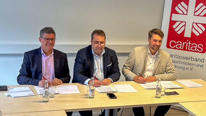 Die Unterzeichner der Vereinbarung: Regionalverbanddirekt Peter Gillo, Sozialminister Dr. Magnus Jung und Oberbürgermeister Uwe Conradt.