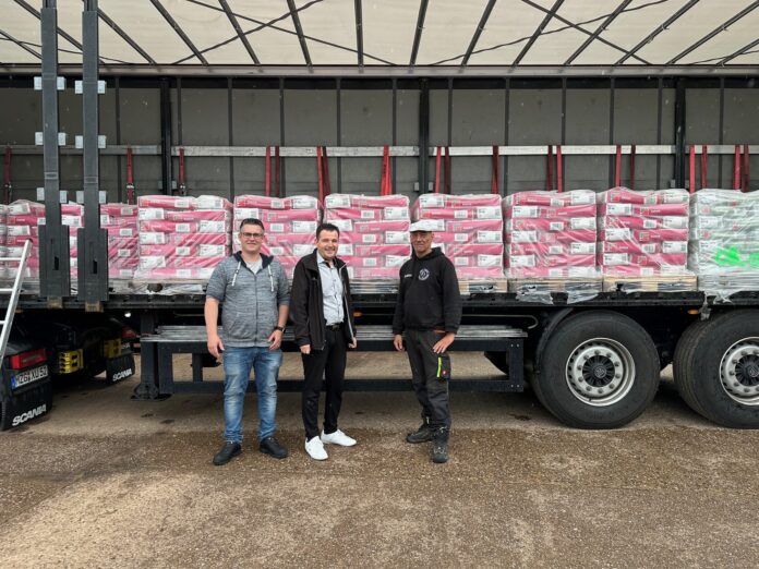 Bauhofleiter Matthias Beck, Bürgermeister Joshua Pawlak (SPD) und Fahrer Rolf Henkel bei der Ankunft der Ware in Rehlingen. Foto: Gemeinde Rehlingen-Siersburg/Rues