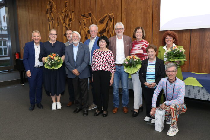 Preisträgerinnen und Preisträger mit der Jury des Ehrenamtspreises des Landkreises Saarlouis_IMG_2969. V.l.n.r.: Landrat Patrik Lauer, Sandra Engel (Jury), Christian Wirth, Wolfgang Scharfe, Fred Kreutz (Jury), Elisabeth Zimmermann, Dieter Kirsch, Margit Jungmann (Jury), Ilona Ghodstinat, Sabine Behr (Jury) und Mike Mathes (Jury). Bildrechte: Landkreis Saarlouis/Ulrike Paulmann