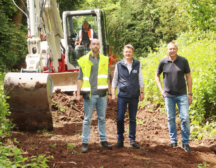 St. Wendels Bürgermeister Peter Klär (Mitte) mit Umweltamtsleiter Tim Recktenwald (links) und Ortsvorsteher Andreas Leyerle auf der Baustelle. Foto: Kreisstadt St. Wendel / Josef Bonenberger