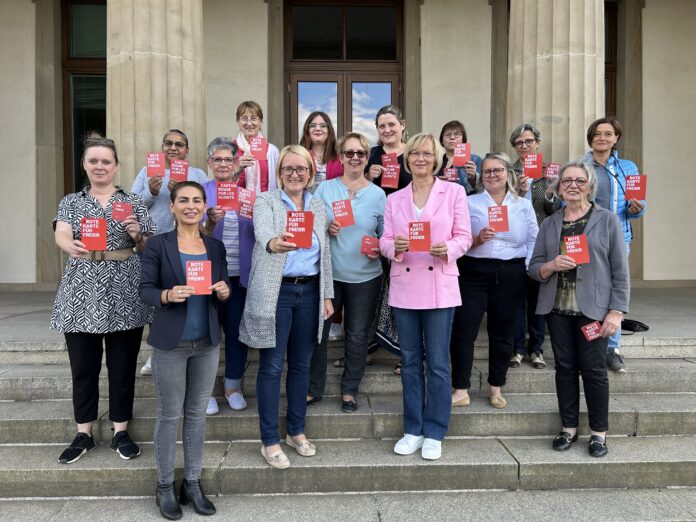 Foto (Frauen Union Saar): Bild vor dem Landtag mit Unterstützerinnen der Kampagne 