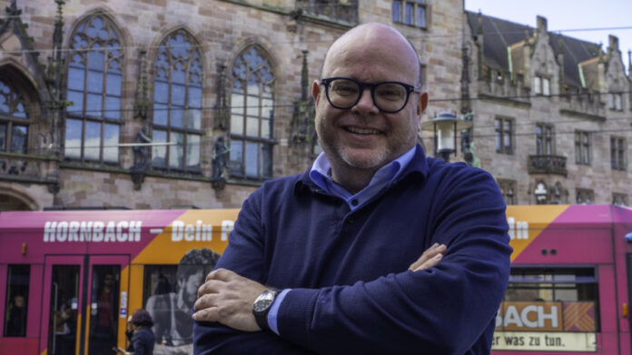 Bürgerreferent Steffen Meyer vorm Rathaus St. Johann - Foto: Landeshauptstadt Saarbrücken