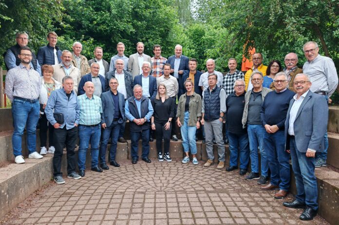 Das Gruppenfoto zeigt die Mitglieder des neu konstituierten Gemeinderates (es fehlt: Ralf Porzel). Foto: Gde./Lisa Obländer