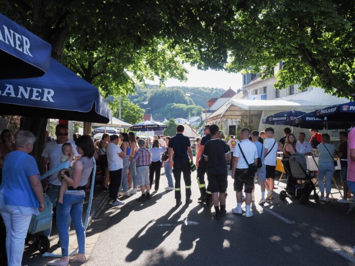 Am 3. Juli Wochenende verwandelt sich die Hauptstraße in Oberwürzbach zur Festmeile. Foto: Walter Götz