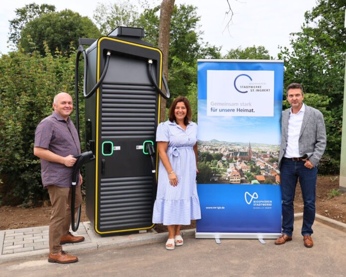 Reiner Grund von den Stadtwerken, Bürgermeisterin Nadine Backes und Geschäftsführer der Biosphärenstadtwerke St. Ingbert Jürgen Bach an der neuen Schnellladesäule - Foto: Andrea Segura