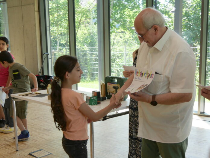 Bezirksbürgermeister Thomas Emser bei der Übergabe der Diplome an die Kinder der 4. Klassen der Grundschule Wallenbaum. Fotos: Diakonie Saar / Stein