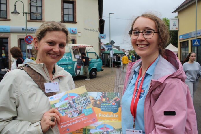 Julia Saar (l.) und Michelle Schmitt vom Biosphärenzweckverband.