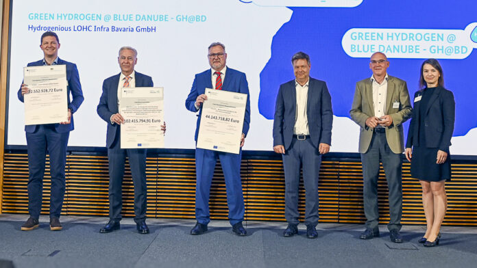 Bundesminister Habeck und Elena Yorgova Ramanauskas (Staatssekretärin im saarl. Ministerium für Wirtschaft, Innovation, Digitales und Energie). Zweiter von links im Bild ist Dr. Andreas Reichel, Iquony GmbH. - Foto: Iquony GmbH