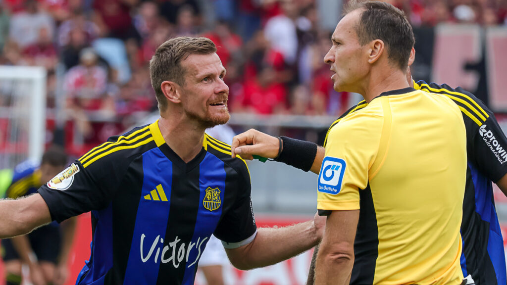 Manuel Zeitz protestiert, doch Schiedsrichter Bastian Dankwart entschied gegen den FCS.