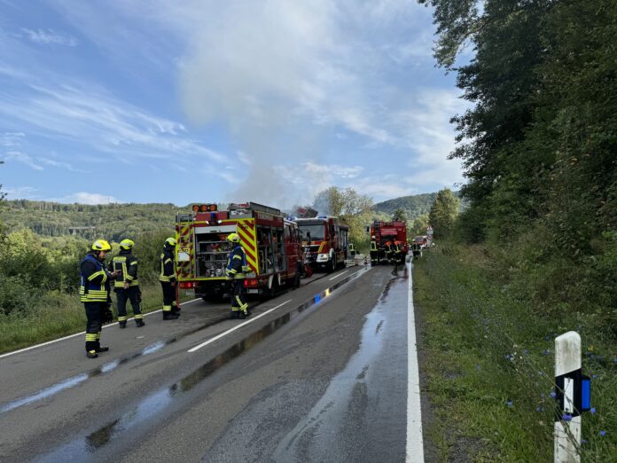 Vollbrand in Gartenanlage bei Oberkirchen: Feuerwehr im Großeinsatz