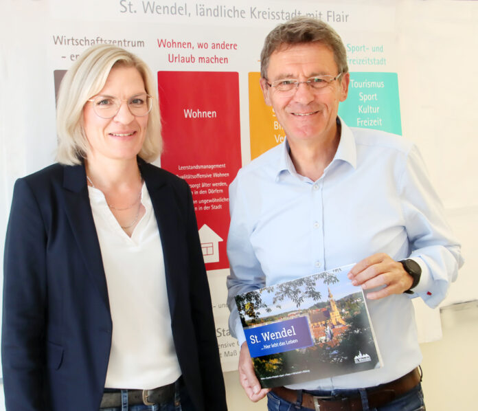 St. Wendels Bürgermeister Peter Klär (rechts) mit der neuen Citymanagerin Carina Clüsserath. Fotograf: Kreisstadt St. Wendel / Josef Bonenberger