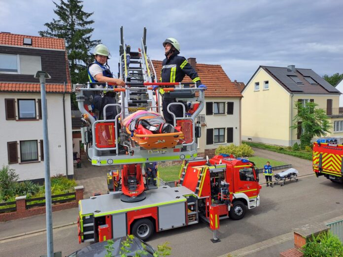 Die Drehleiter hat sich mit dem Knickgelenk bei ersten Rettungseinsätzen bewährt. Bild: J.Jung