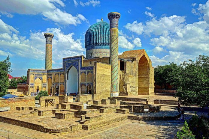 Das Gur-Emir-Mausoleum in Samarkand ist die Grabstätte Timur Lenks (14. Jh.), der im Mausoleum in einem schwarzen Marmorsarkophag bestattet ist. Foto: Josef Scherer