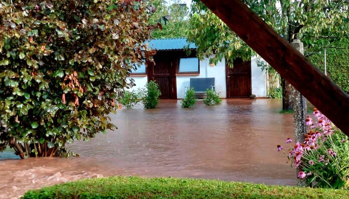 In der Talstraße in Oberwürzbach standen mehrere Gärten unter Wasser.