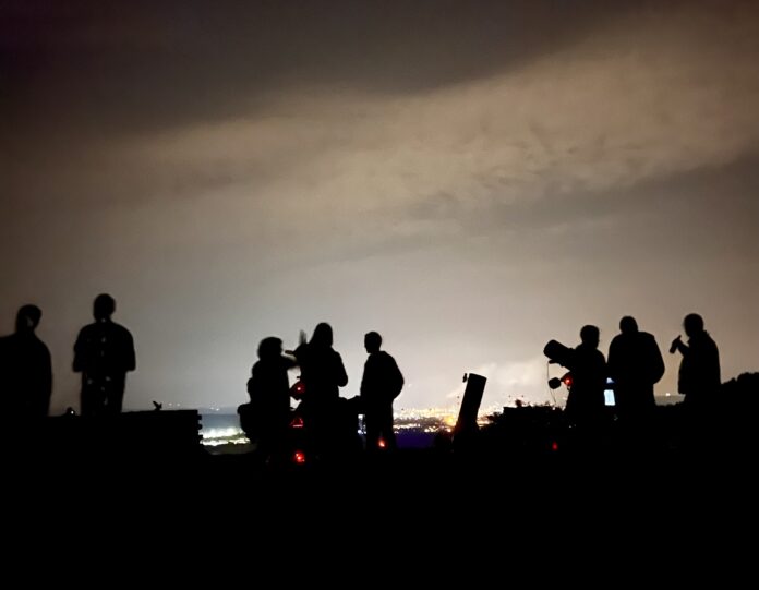 Himmelsbeobachtung auf der Siersburg mit dem Astronomieverein Cassiopeia Saarlouis und Besucher*innen - Foto: Gemeinde/Rues