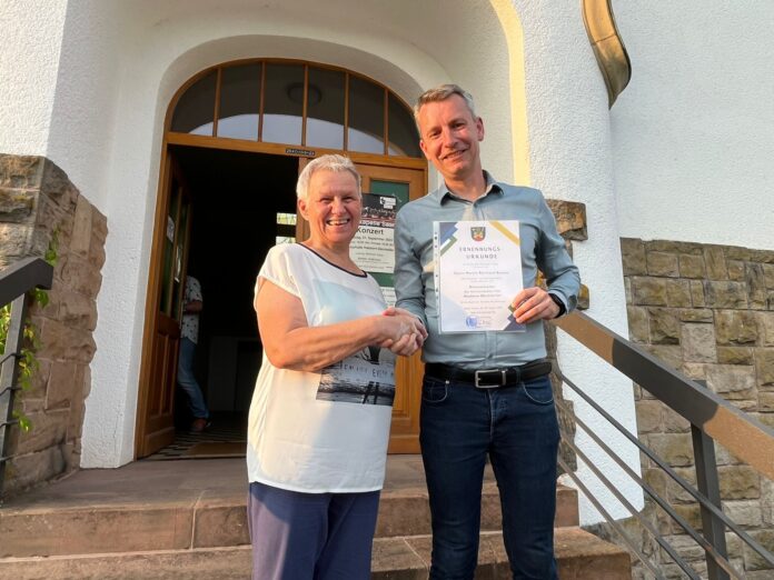 Martin Backes mit der Beigeordneten Elisabeth Biwer nach der Wahl - Foto: CDU Hasborn-Dautweiler