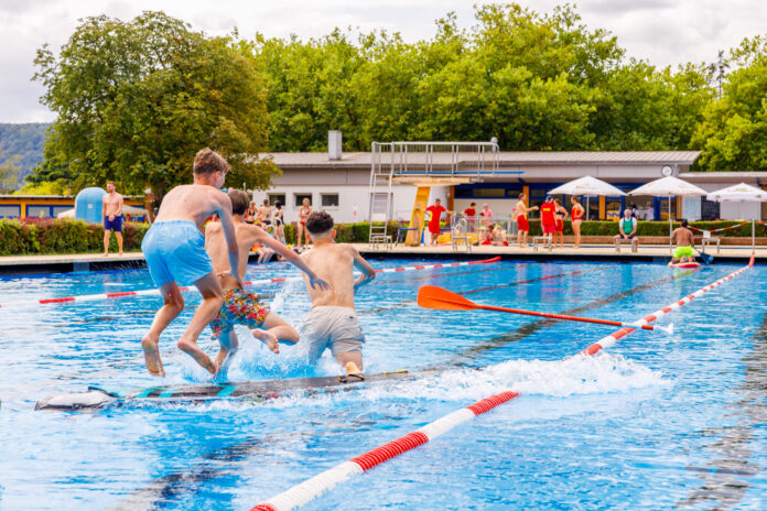 Gelungene Poolparty im Dillinger Freibad trotz Wolkenhimmel Foto: Stadt Dillingen / Julia Gorius