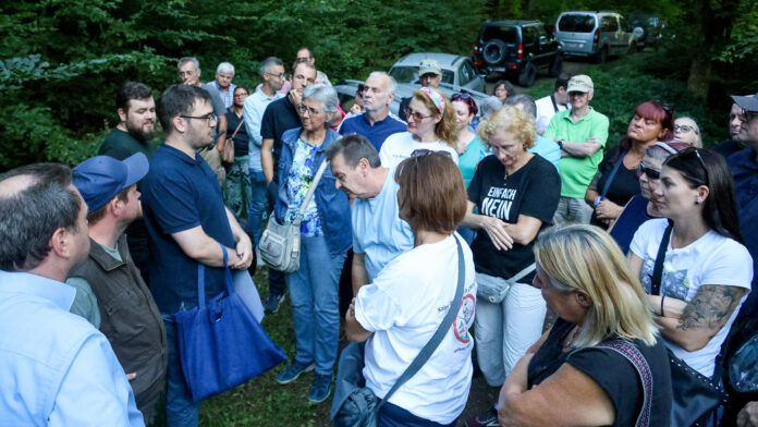 Die Besichtigungstour zu den vier möglichen Standorten für Windkraftanlagen in Sulzbach stieß auf reges Interesse.