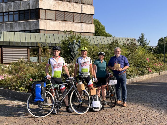 Auf dem Bild zu sehen: Beigeordneter Manfred Rippel (r.) verabschiedete das Radler-Trio. V. l. n. r.: Prof. Dr. Frank Kirchhoff, der Vorsitzende der Radlerfreunde Homburg, Peter Hinkel, und die Fahrradbeauftragte Ute Kirchhoff. - Foto: Julie Jager