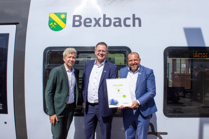 v.l.n.r.: Staatssekretär Sebastian Thul, Frank Höhler, Geschäftsführer der vlexx GmbH, und der Bürgermeister von Bexbach, Christian Prech, bei der Zugtaufe in Bexbach, Foto: MUKMAV/David Cuervo Müller