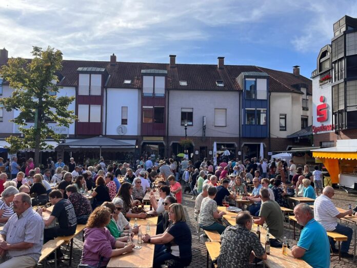 Foto (Gemeinde Eppelborn / Mayer): Gut besucht war der 1. Eppelborner MarktGenuss im vergangenen Jahr – auch 2024 wird auf dem Marktplatz in Eppelborn wieder einiges geboten.