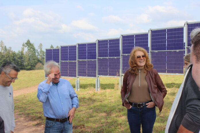 Ministerin Petra Berg (r.) tauschte sich beim Besuch der Agri-PV-Anlage von Jörg Hussong (2.v.l.) in Ottweiler mit Heiko Hildebrandt (l.), Vorstand Next2Sun, und weiteren Anwesenden über landwirtschaftliche Themen aus, Foto: MUKMAV/David Cuervo Müller